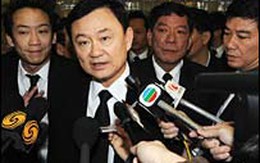 Ông Thaksin lên máy bay về nước